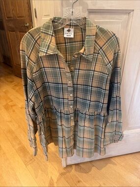 Like Love Relaxed Plaid Button-Down Shirt in Green and Tan
